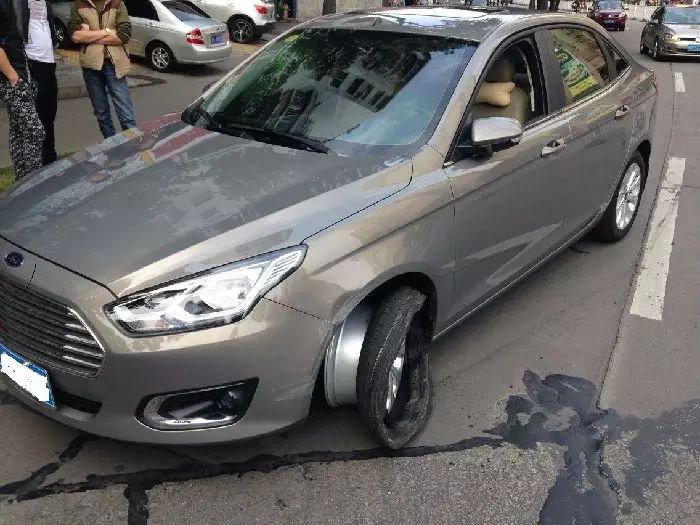 车爆胎在高速上_高速爆胎车上路怎么办_高速上面爆胎